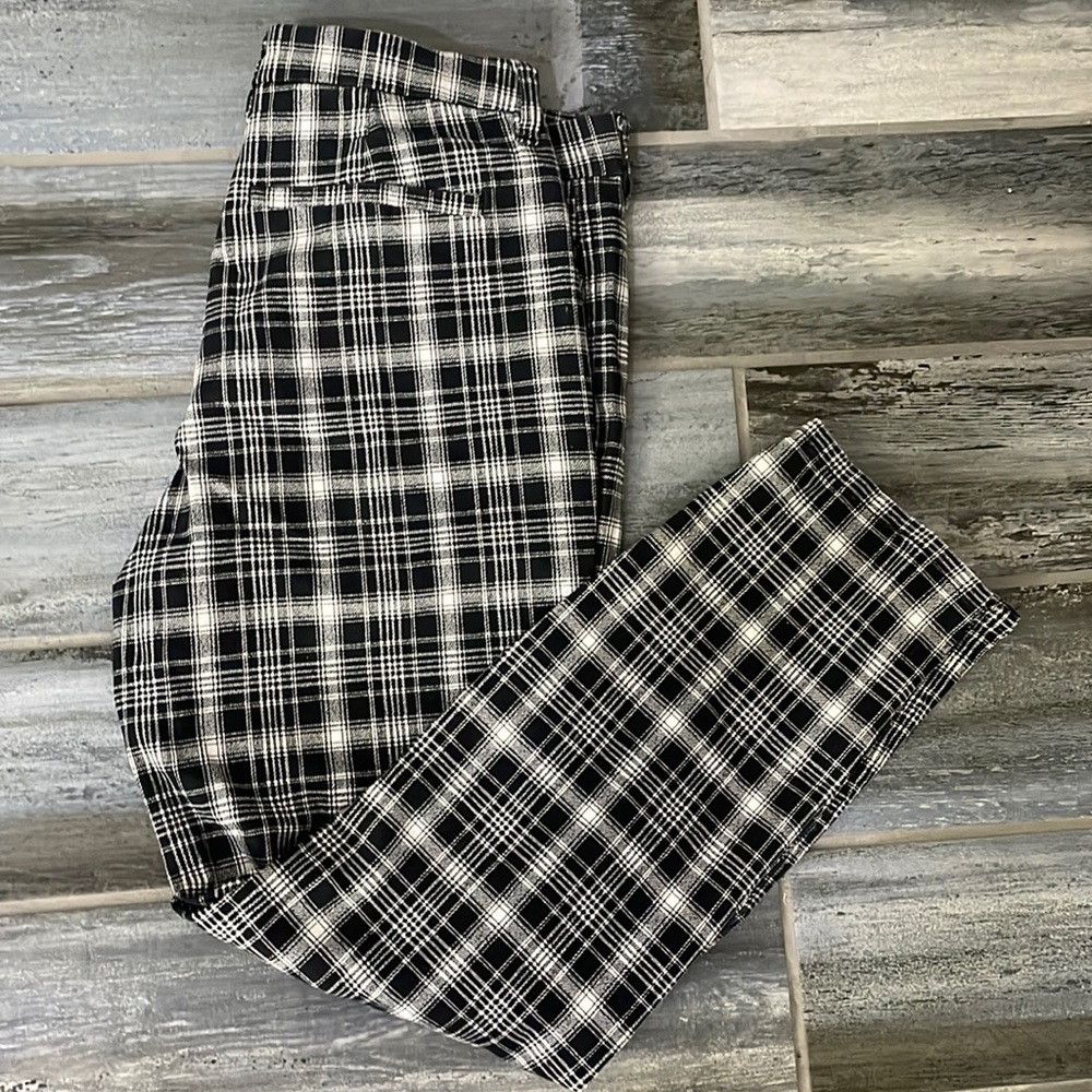 The brand is RSQ and the size is extra large. The colors are black and white.
